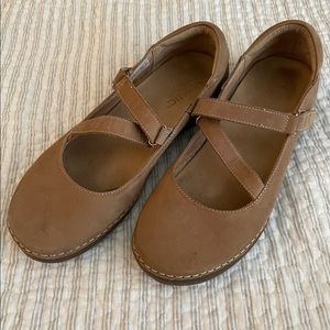 Vionic Judith Mary Janes 9.5 tan leather. Very comfortable cushion arch support.